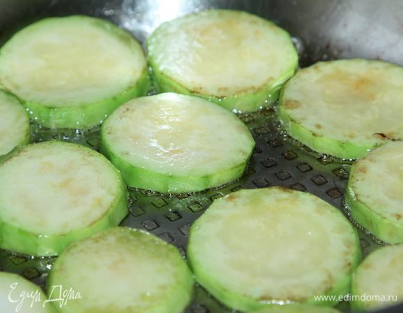 Кабачок очищаем, нарезаем шайбами и тоже припускаем с обеих сторон. 