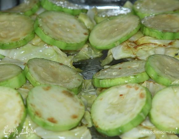 Выкладываем сверху на капусту. Разогреваем духовку до 200 градусов.