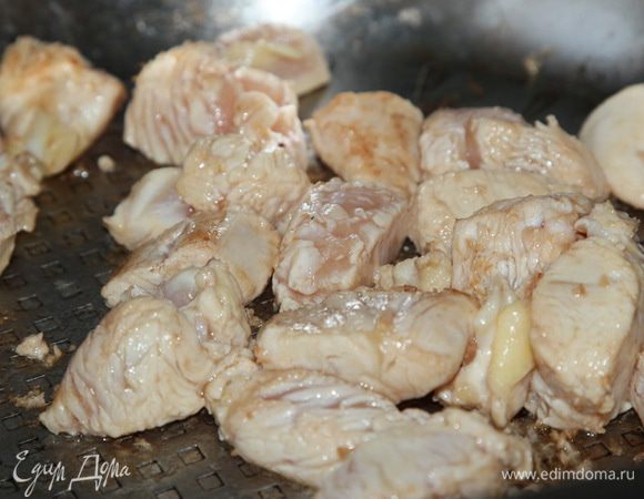 Филе нарезаем кубиком и, постоянно помешивая, быстро готовим до легкого изменения цвета филе. Получается как бы такая легкая оболочка.