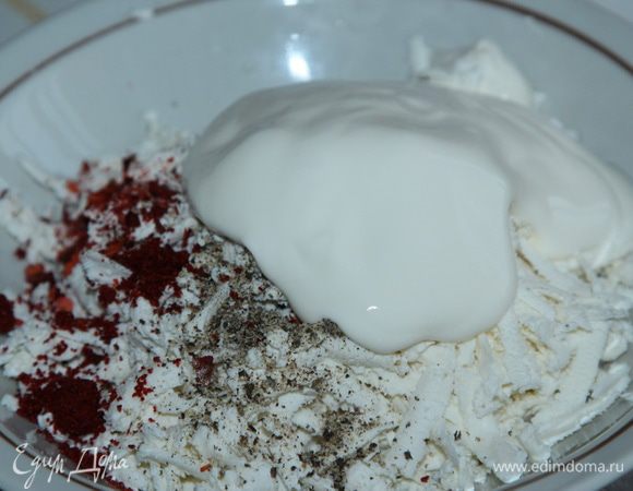 Брынзу натираем на крупной круглой терке, добавляем паприку, перец молотый и лепестки чили, сметану.
