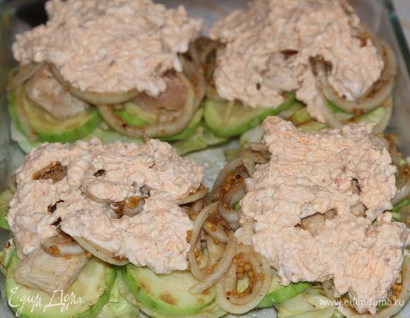 На капусту с кабачками выкладываем на каждую порцию, куриное филе, сверху маринованный лук. Верхним слоем выкладываем подготовленную брынзу.