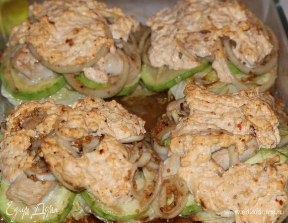 Отправляем в разогретый духовой шкаф, запекаем до легкого румянца верхнего слоя. У меня это заняло 25 минут. Остужаем до теплого, выкладываем на тарелку и зовем голодных к столу. 