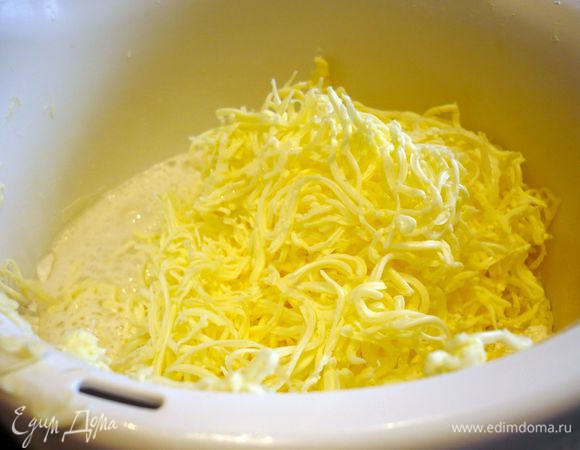 Начнем с теста. В муку добавим соль, перемешаем, натрем масло из холодильника, добавим ледяную воду, вымесим при помощи комбайна однородное тесто. 