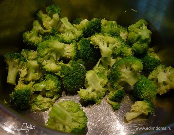 Складываем пополам. Заворачиваем тесто в пленку и кладем в морозилку  на 16 — 18 минут. Достаем из морозилки и повторяем тот же процесс, т.е. двойной тур. Сворачиваем сложенное тесто пополам. Снова кладем тесто в морозилку на 16 — 18 минут. Теперь готовим начинку. Бланшируем разобранную на соцветия брокколи в течение пары минут. Сливаем воду. Солим по вкусу. Цукини режем колечками, пока НЕ солим. 