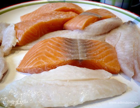 Рыбу промываем и обсушиваем полотенцем. Сбрызгиваем лимонным соком. Даем полежать пару минут. 