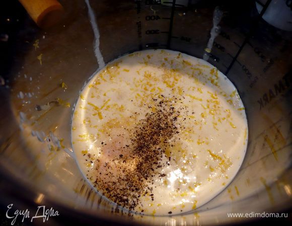 Духовку разогреваем до 200 градусов. Готовим соус. Сливки смешиваем с цедрой, соком лимона, натираем в сливки чеснок, солим, перчим по вкусу. Сливки доводим до кипения и даем пару минут покипеть, чтобы соус немного загустел.