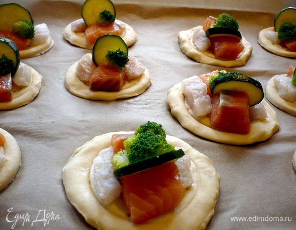 Солим цукини. На каждую тарталетку выкладываем по два кубика семги и красного окуня. Затем брокколи и кусочек цукини. Желток смешиваем с 1 ст.л. остывшего соуса. Смазываем им края тарталеток. Ставим тарталетки в духовку на 20 — 25 минут. Затем тарталетки скорее всего будут готовы, я оставила их еще минут на 20 в выключенной духовке, но это на ваше усмотрение. 