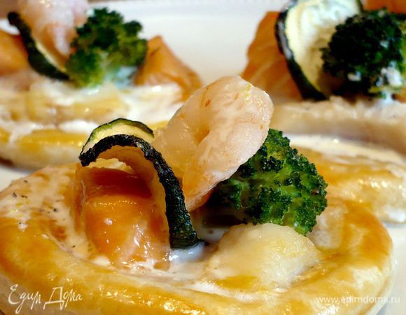 Подавать, полив горячим сливочным соусом, можно добавить поджаренных креветок, но и без них очень вкусно! Угощайтесь и угощайте!!! 