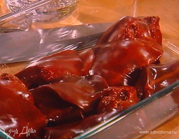 Печень вымыть, очистить от плёнок, просушить салфеткой, посыпать перцем и поставить в холодильник на 30 минут.