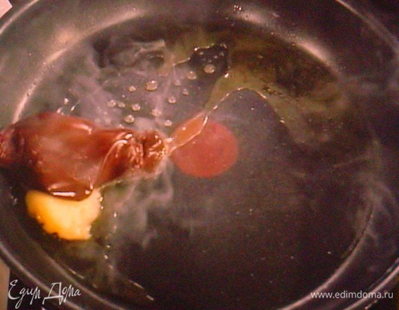 Разогреть топленое масло и обжарить печень до золотистого цвета в течении 5 мин. 