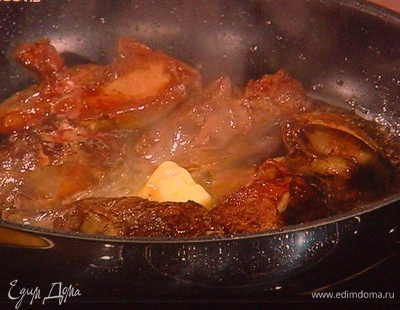 Не пересушите, жарьте на умеренном огне, если нужно добавьте ещё масла. Залить коньяком, дать выпариться алкоголю. Снять с огня, посолить.