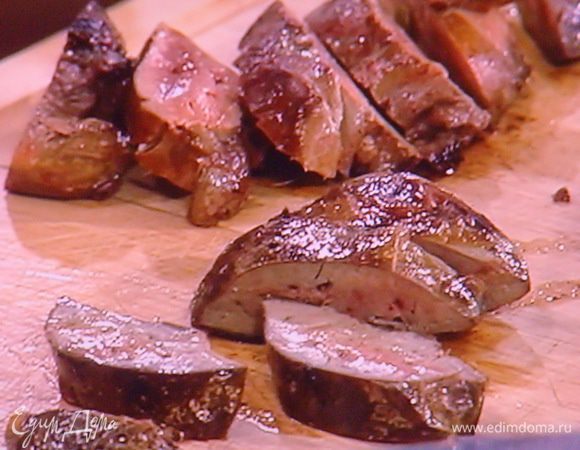 Печень порезать на порционные кусочки.