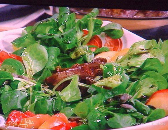 На подготовленные листья салата разложить печень, яблоки, полить салатным соусом. Посыпать тыквенными семечками.