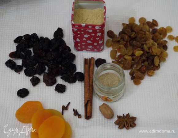 Итак. Берем стеклянную банку. Сухофрукты моем, высушиваем. Складываем в банку вместе с молотым имбирем, кардамоном, тертым мускатным орехом, 1 лепесточком бадьяна, гвоздикой, палочкой корицы.