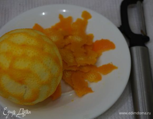 Апельсин моем в горячей воде, трем тщательно щеточкой (дабы снять воск, которым натирают фрукты для более длительного хранения), срезаем ножом для чистки овощей цедру (без белой части!); складываем в банку, выдавливаем туда же сок апельсина, засыпаем сахаром.