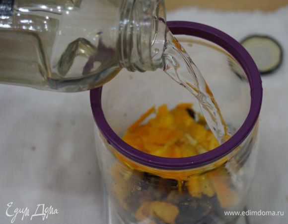 Заливаем все водкой (обязательно высокого качества!). Оставляем  в темном прохладном месте на 10-14 дней минимум, периодически помешивая содержимое, чтобы сахар растворился. После чего сливаем ликер, сухофрукты не выбрасываем - пригодятся для выпечки чудесных кексов и пирогов. 