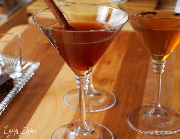 Чем дольше он настаивается - тем вкуснее будет. Я делала ликер из расчета на 1 бутылку водки (750 мл), потому что еще я использую такие ликеры в виде экстрактов для выпечки - вместо ванильной эссенции, например. Подавать со льдом и палочкой корицы!