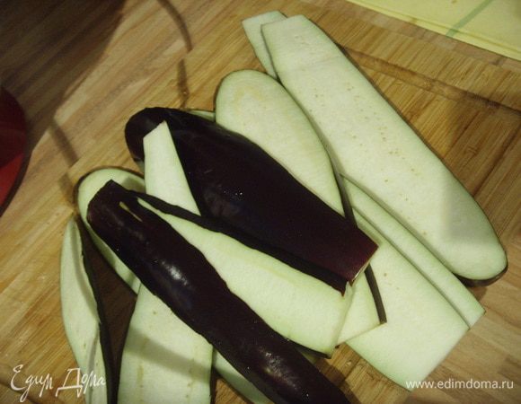 Баклажан, кабачок нарезать тонкими пластинами. 
