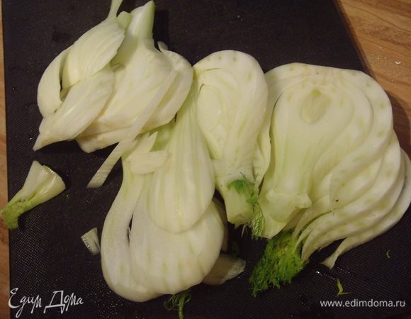 Фенхель и лук нарезать скибками. Перец разрезать на четвертушки, так же и помидоры.