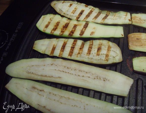 Все овощи смазать кисточкой оливковым маслом с обоих сторон, выложить на гриль и подрумянить с обоих сторон. Особенно рекомендую смазывание маслом баклажан, т.к. они иначеполучатся суховатыми.