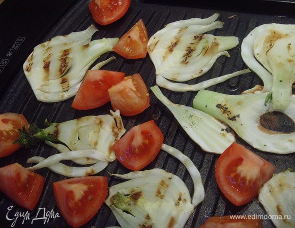 Помидорки кладём в последнюю очередь, они готовятся быстрее, их нужно только маленько припустить.