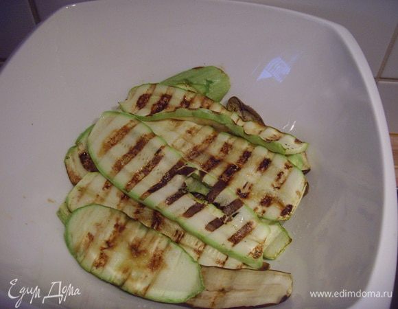 Складываем готовые овощи в салатницу, там они в теплоте доходят пока готовятся их товарищи.