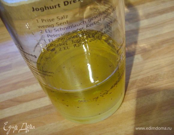 Готовим маринад: смешиваем масло с апельсиновым соком, цедрой, солью и перцем.