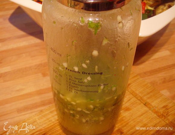 Добавляем чеснок и зелень и интенсивно встряхиваем до образования эмульсии и растворения соли.