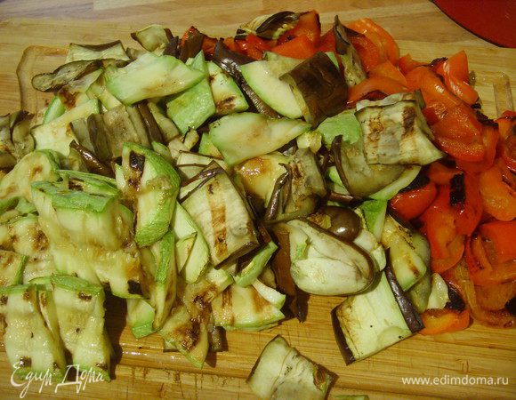 Тенерь режем все овощи на кусочки. 