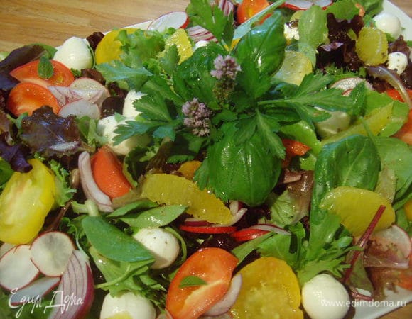 В комментарии к рецепту уже описан процесс приготовления салата, поэтому я сегодня без пошаговых. Остаётся добавить, что в списке не нашлось салатного микса, который у меня состоит из молодого шпината, корна, молоденьких побегов буряка и т.д. Так же список не выдал помидорки черри красные, которые отлично контрастируют в салате с остальными овощами. И ещё, когда будете филетировать апельсин, собирайте сок, который потом войдёт в состав салатного соуса.