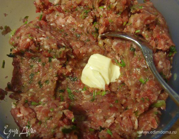 Фарш у меня из говядины и индюшатины. Мясо постное, поэтому я вмешала ещё размягчённое сливочное масло. Итак: фарш смешать с мелко порубленной зеленью петрушки и зелёным луком,