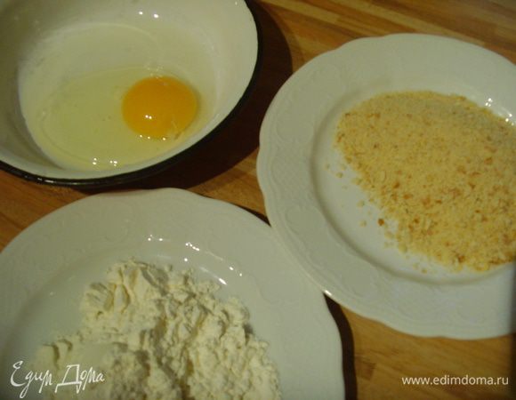 Фарш мысленно разделить на 8 частей. Приготовить всё для панировки. 
