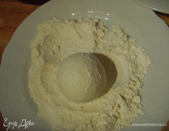 Яйцо слегка обвалять в муке. Так лучше будет держаться на нём фарш.