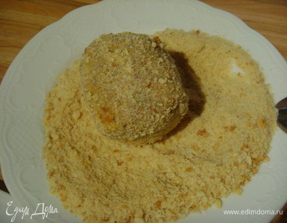 И сухарях. Кто желает двойную панировку, повторите процесс: мука, яйцо, сухари.