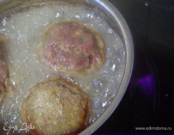 В разогретое масло опускаем наши шарики и жарим до золотистого цвета.