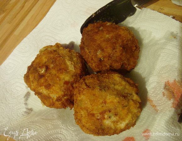 Выкладываем их на салфетку, чтобы избавиться от лишнего жира.