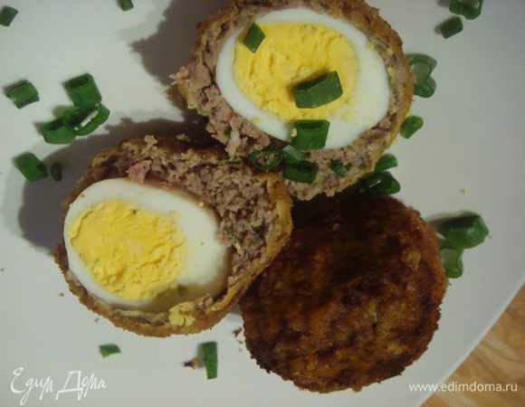 Посыпаем лучком, подаём горячими. Такой шарик не съесть за один укус, зато наслаждение длится дольше. Приятного аппетита!