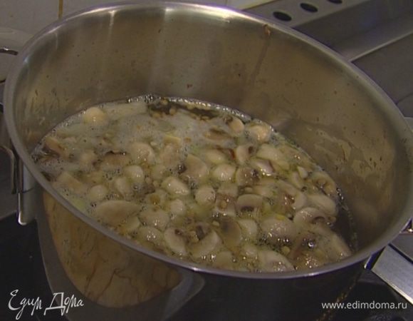  Влить горячий бульон. Накрыть крышкой и оставить на 5 минут.