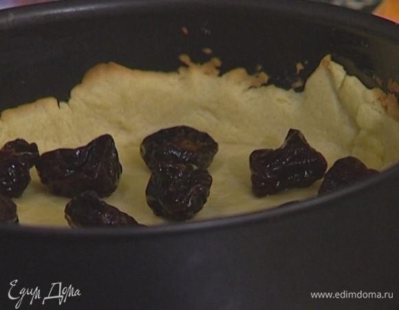 Сверху положить лист бумаги для выпечки и присыпать его горохом. Выпекать в разогретой духовке 20–25 минут, затем бумагу с горохом снять.