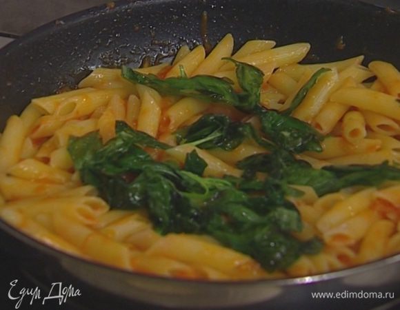 Слить воду, добавить в макароны соус, 2 ст. ложки оливкового масла, обжаренные чеснок, чили и базилик.
Перемешать и подавать тут же!
