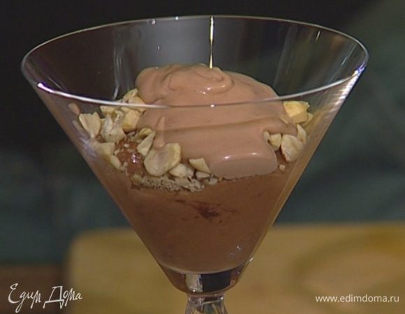 Сверху выложить слой молочного шоколада и присыпать оставшимися орехами.