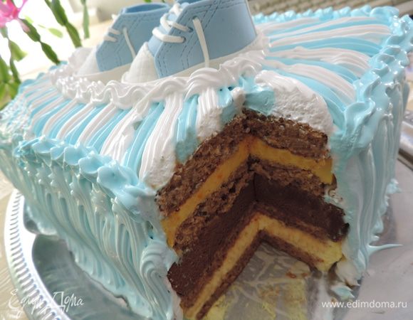 А вот и разрезик. Другого фото сделать не успела. Но заверяю, что торт отлично держит форму и нарезается на аккуратные, даже совсем небольшие, кусочки)))
Приятного аппетита!!!