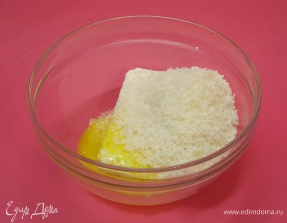 В сладкую творожную массу выложить 1 яичный желток, кокосовую стружку.