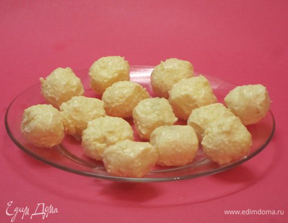 Слепить шарики размером с грецкий орех. У меня получилось 14 штук. Я не рассчитала, мне надо было на мою прямоугольную форму 16 штук. Поставить в морозильник минут на 30, то есть до того момента, когда надо будет выкладывать шарики на тесто.