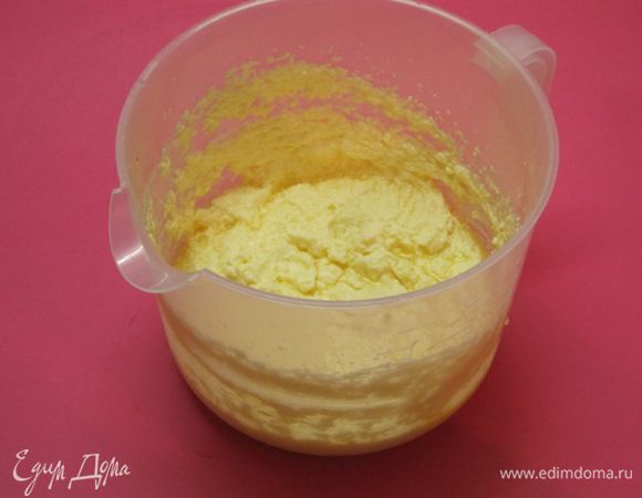 Для теста взбить размягченное сливочное масло с сахаром. Добавить по одному 3 яйца и белок. Взбить до пены.