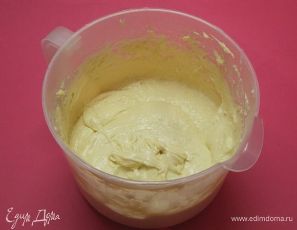 Добавить 150 грамм сметаны (оставшиеся 150 грамм используем в крем), молоко, просеянную муку, разрыхлитель. Тщательно перемешать. Тесто получается как густая сметана.