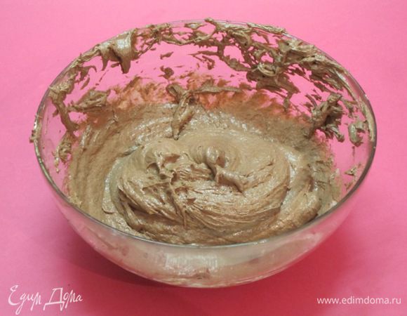 Тесто разделить на 2 равные части. В одну положить какао и аккуратно перемешать.