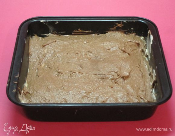 Сверху аккуратно выложить темное тесто и равномерно распределить.