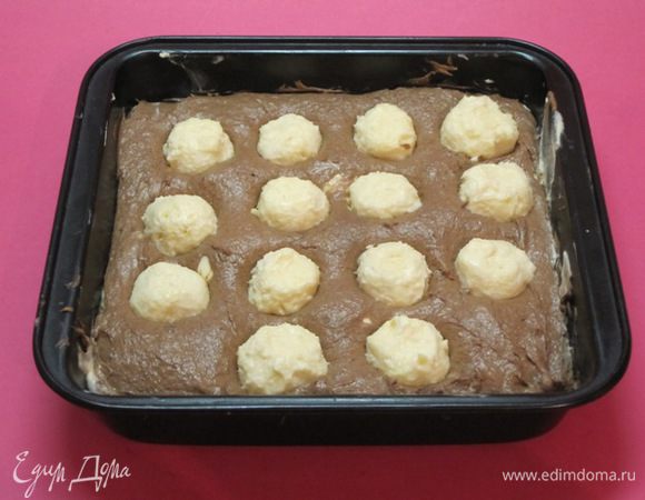 На темном тесте разложить творожно-кокосовые шарики. Вот на этом этапе мне и не хватило 2 шариков.