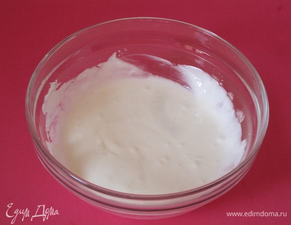 Сметану смешать с сахарной пудрой.